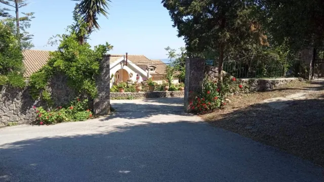 Nakis Dream View · Entrance and approach · Photograph 4